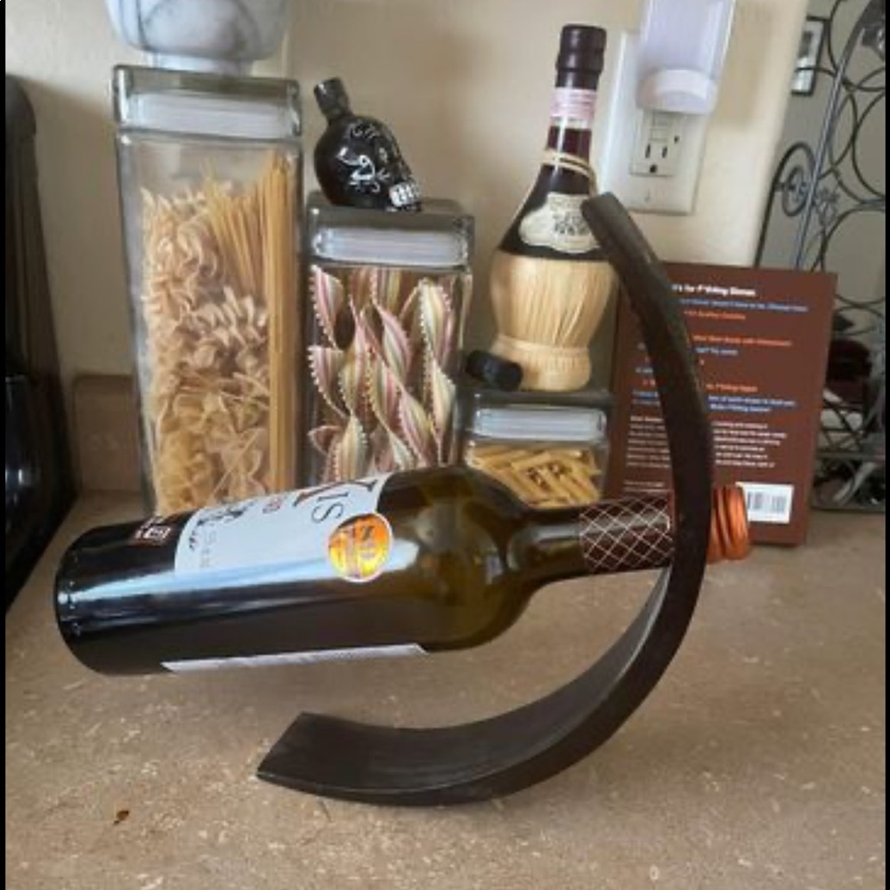 Hawaiian ‘floating’ wine holder